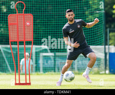 Aue, Deutschland. 17 Juni, 2019. 2. Fussball Bundesliga, Ausbildung kick-off FC Erzgebirge Aue. Newcomer Hikmet Ciftci spielt den Ball. Credit: Robert Michael/dpa-Zentralbild/dpa/Alamy leben Nachrichten Stockfoto