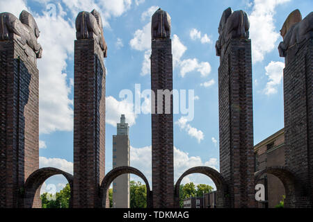 Magdeburg, Deutschland. Vom 17. Juni 2019.17 Juni 2019, Sachsen-Anhalt, Magdeburg: Die Albinmüller Tower können zwischen den Spalten des Pferdes Tor gesehen werden. Am Fuße des Turms eine Stele eingeweiht worden, das ist ein Teil der Informationen, die in den landesweiten Netzwerk "Bauhaus Dessau und Modernität in Sachsen-anhalt". Die wichtigsten modernen Objekte in Sachsen-anhalt sind mit den Stelen gekennzeichnet. Die Stele am Albinmüller Turm ist das erste im Informationssystem und bietet dem Besucher interessante Informationen über die Gebäude. Quelle: dpa Picture alliance/Alamy leben Nachrichten Stockfoto