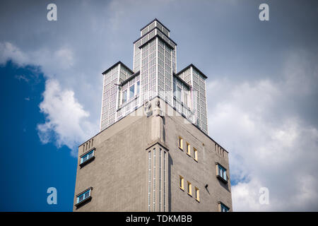 Magdeburg, Deutschland. Vom 17. Juni 2019.17 Juni 2019, Sachsen-Anhalt, Magdeburg: Die Oberseite des Albinmüller Tower. Am Fuße des Turms hatte eine Stele Teil des Informationssystems vorgestellt worden in das bundesweite Netzwerk "Bauhaus Dessau und das moderne Zeitalter in Sachsen-anhalt' ist. Die wichtigsten modernen Objekte in Sachsen-anhalt sind mit den Stelen gekennzeichnet. Die Stele am Albinmüller Turm ist das erste im Informationssystem und bietet dem Besucher interessante Informationen über die Gebäude. Quelle: dpa Picture alliance/Alamy leben Nachrichten Stockfoto