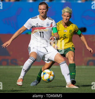 Montpellier, Frankreich. 17 Juni, 2019. 17. Juni 2019, France (Frankreich), Montpellier: Fußball, Frauen: Wm, Südafrika - Deutschland, Vorrunde, Gruppe B, Spieltag 3, Stade de la Mosson: Deutschlands Alexandra Popp (l) nimmt den Ball vor Südafrikas Janine Van Wyk. Foto: Sebastian Gollnow/dpa Quelle: dpa Picture alliance/Alamy leben Nachrichten Stockfoto