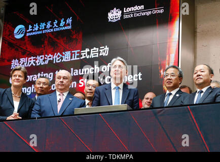 London, Großbritannien. 17 Juni, 2019. Chinesischen Vizepremier Hu Chunhua (2. R, vorne) und der britische Schatzkanzler Philip Hammond (3. R, vorne) die Zeremonie der Shanghai-London Lager anschließen in London, Großbritannien, 17. Juni 2019 teilnehmen. Die Shanghai-London Lager anschließen Programm für den Handel Montag geöffnet wird, wird ein neuer Schritt für chinesischen Markt weiter bis zu der Welt öffnen. Credit: Han Yan/Xinhua/Alamy leben Nachrichten Stockfoto