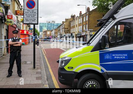 London, Großbritannien. 17 Juni, 2019. London, UK, 17. Juni 2019: in Stratford Szene als Polizei, die Einführung einer Morduntersuchung nach dem Tod eines Mannes mit Stab Verletzungen gefunden, die am frühen Morgen. Credit: Oliver Cole/Alamy leben Nachrichten Stockfoto