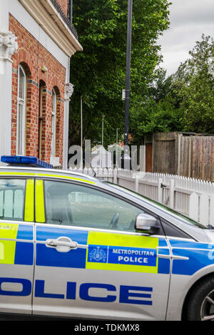 London, Großbritannien. 17 Juni, 2019. London, UK, 17. Juni 2019: in Stratford Szene als Polizei, die Einführung einer Morduntersuchung nach dem Tod eines Mannes mit Stab Verletzungen gefunden, die am frühen Morgen. Credit: Oliver Cole/Alamy leben Nachrichten Stockfoto
