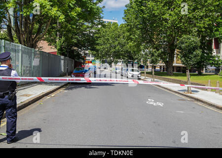 London, Großbritannien. 17 Juni, 2019. Szene in Lambeth, als die Polizei nach einer Mann mit Schusswunden auf Royal Street in der Nähe von Waterloo letzte Nacht war. Credit: Oliver Cole/Alamy leben Nachrichten Stockfoto