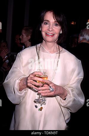 GLORIA VANDERBILT (20. Februar 1924 bis 17. Juni 2019) war ein US-amerikanischer Künstler, Autor, Schauspielerin, Modedesigner, Erbin und Prominente. Sie war ein Mitglied der Familie Vanderbilt von New York und die Mutter von CNN Fernsehen Anker Anderson Cooper. Das Thema einer hochkarätigen Child custody Versuch in den 30er Jahren, sie wurde später im Zusammenhang mit einer Linie der Mode bekannt, einschließlich einer frühen Version von ''Designer' 'Blue Jeans. Im Bild: November 7, 2001, New York, New York, USA: Gloria Vanderbilt bei der 8. jährlichen Lebendige Wahrzeichen Gala. (Bild: © Rose Hartman/Kugel Fotos/ZUMAPRESS.com) Stockfoto