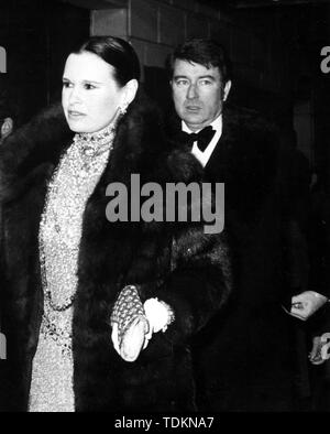 GLORIA VANDERBILT (20. Februar 1924 bis 17. Juni 2019) war ein US-amerikanischer Künstler, Autor, Schauspielerin, Modedesigner, Erbin und Prominente. Sie war ein Mitglied der Familie Vanderbilt von New York und die Mutter von CNN Fernsehen Anker Anderson Cooper. Das Thema einer hochkarätigen Child custody Versuch in den 30er Jahren, sie wurde später im Zusammenhang mit einer Linie der Mode bekannt, einschließlich einer frühen Version von ''Designer' 'Blue Jeans. Im Bild: Gloria Vanderbilt und Ehemann WYATT COOPER in 1971. Quelle: Ingrid Froehlich/Kugel Fotos/ZUMAPRESS.com/Alamy leben Nachrichten Stockfoto