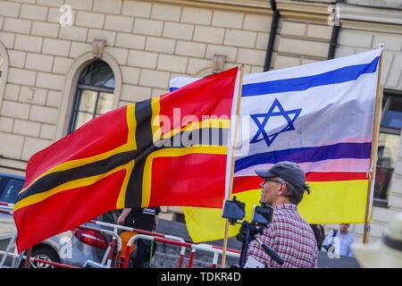 München, Bayern, Deutschland. 17 Juni, 2019. Die wirmer Flagge vor ein Israel Flagge entworfen, der Vorwurf des Rechtsextremismus und Antisemitismus abzulenken. Die Flagge wurde, indem Sie mit der rechten angeeignet - Extremisten, die Ihre wollen der deutschen Regierung zu stürzen. Unter der Leitung von den Verfassungsschutz (Geheimdienst) überwacht Michael Stuerzenberger, die buergerbewegung Pax Europa (Bürger Initiative Pax Europa) Islamfeindlichkeit Gruppe durch die Universität München, Deutschland marschierten. Credit: ZUMA Press, Inc./Alamy leben Nachrichten Stockfoto