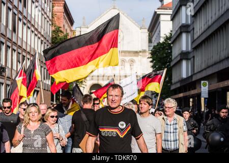 München, Bayern, Deutschland. 17 Juni, 2019. MICHAEL STUERZENBERGER zu einem buergerbewegung Pax Europa rechtsextreme Demonstration in München, Deutschland. Unter der Leitung von den Verfassungsschutz (Geheimdienst) überwacht Michael Stuerzenberger, die buergerbewegung Pax Europa (Bürger Initiative Pax Europa) Islamfeindlichkeit Gruppe durch die Universität München, Deutschland marschierten. Trotz behauptet für jüdisch-christliche Kultur zu sein, hatte die Gruppe zahlreiche bekannte Antisemiten, antisemitische Verschwörungstheoretiker, und Rechtsextremisten unter ihren 50 Anhänger. Credit: ZUMA Press, Inc./Alamy leben Nachrichten Stockfoto