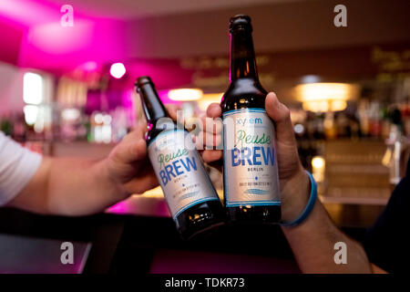 Berlin, Deutschland. 17 Juni, 2019. Abbildung - jan-karl Nielebock (l), Brauerei Engineer bei Xylem, Jens Scheideler (nicht abgebildet), Product Manager die Wiederverwendung von Wasser bei Xylem, Toast, die auf der Konferenz IWA Wiederverwendung von Wasser 2019 mit Bier aus Abwasser gebraut. Credit: Christoph Soeder/dpa/Alamy leben Nachrichten Stockfoto