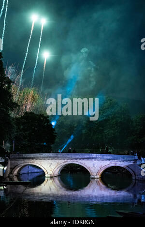 Cambridge UK 17. Juni 2019. Feuerwerk leuchtet den Sommerhimmel über den Rücken und den Fluss Cam am Trinity College kann Kugel als Studenten am Ende des Semesters feiern. Verschiedenen Cambridge Universität halten Sie die traditionellen Bälle im Mai Woche, die in der Juni ist, mit üppigen Unterhaltung, Essen, Trinken und Feiern. Kredit Julian Eales/Alamy leben Nachrichten Stockfoto