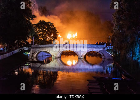 Cambridge UK 17. Juni 2019. Feuerwerk leuchtet den Sommerhimmel über den Rücken und den Fluss Cam am Trinity College kann Kugel als Studenten am Ende des Semesters feiern. Verschiedenen Cambridge Universität halten Sie die traditionellen Bälle im Mai Woche, die in der Juni ist, mit üppigen Unterhaltung, Essen, Trinken und Feiern. Kredit Julian Eales/Alamy leben Nachrichten Stockfoto