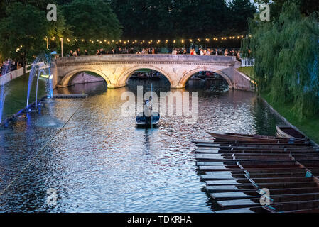 Cambridge UK 17. Juni 2019. Eine Brücke und Menschen in Stocherkähnen Leuchten auf dem Rücken und den Fluss Cam am Trinity College kann Kugel als Studenten am Ende des Semesters feiern. Verschiedenen Cambridge Universität halten Sie die traditionellen Bälle im Mai Woche, die in der Juni ist, mit üppigen Unterhaltung, Essen, Trinken und Feiern. Kredit Julian Eales/Alamy leben Nachrichten Stockfoto