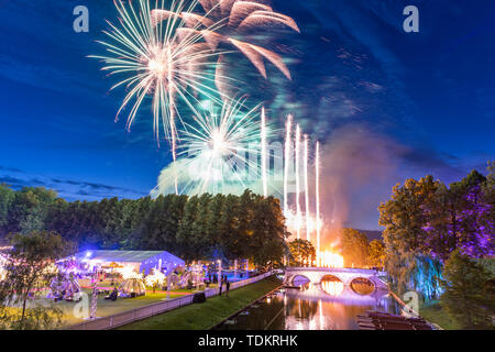 Cambridge UK 17. Juni 2019. Feuerwerk leuchtet den Sommerhimmel über den Rücken und den Fluss Cam am Trinity College kann Kugel als Studenten am Ende des Semesters feiern. Verschiedenen Cambridge Universität halten Sie die traditionellen Bälle im Mai Woche, die in der Juni ist, mit üppigen Unterhaltung, Essen, Trinken und Feiern. Kredit Julian Eales/Alamy leben Nachrichten Stockfoto