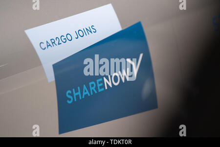 Stuttgart, Deutschland. 17 Juni, 2019. Auf einem Car2Go Auto in der aktuellen Ausstellung im Mercedes-Benz Museum steht geschrieben "Car2go verbindet ShareNow'. Car2Go und DriveNow wird unter dem neuen Car sharing Flotte name ShareNow zusammengeführt werden. Credit: Fabian Sommer/dpa/Alamy leben Nachrichten Stockfoto