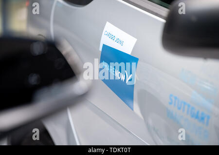 Stuttgart, Deutschland. 17 Juni, 2019. Auf einem Car2Go Auto in der aktuellen Ausstellung im Mercedes-Benz Museum steht geschrieben "Car2go verbindet ShareNow'. Car2Go und DriveNow wird unter dem neuen Car sharing Flotte name ShareNow zusammengeführt werden. Credit: Fabian Sommer/dpa/Alamy leben Nachrichten Stockfoto