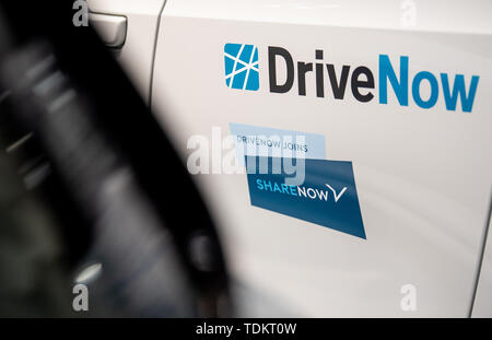Stuttgart, Deutschland. 17 Juni, 2019. Auf einem DriveNow Auto in der aktuellen Ausstellung im Mercedes-Benz Museum steht geschrieben "ShareNow riveNow verbindet". Car2Go und DriveNow wird unter dem neuen Car sharing Flotte name ShareNow zusammengeführt werden. Credit: Fabian Sommer/dpa/Alamy leben Nachrichten Stockfoto