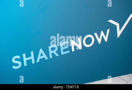 Stuttgart, Deutschland. 17 Juni, 2019. Das Logo des Car Sharing anbieter ShareNow auf eine Infotafel in der aktuellen Ausstellung im Mercedes-Benz Museum angezeigt wird. Car2Go und DriveNow wird unter dem neuen Car sharing Flotte name ShareNow zusammengeführt werden. Credit: Fabian Sommer/dpa/Alamy leben Nachrichten Stockfoto