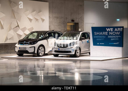 Stuttgart, Deutschland. 17 Juni, 2019. Ein BMW i3 von DriveNow (l) und einen Smart Fortwo von Car2Go sind auf Anzeige in eine aktuelle Ausstellung im Mercedes-Benz Museum. Car2Go und DriveNow wird unter dem neuen Car sharing Flotte Namen teilen nun zusammengeführt werden. Credit: Fabian Sommer/dpa/Alamy leben Nachrichten Stockfoto