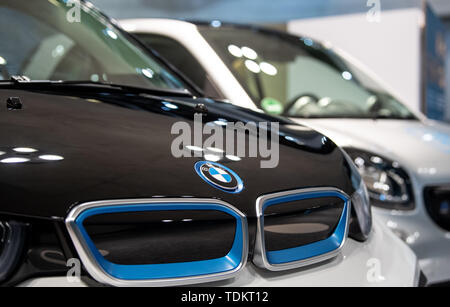 Stuttgart, Deutschland. 17 Juni, 2019. Ein BMW i3 von DriveNow (l) und einen Smart Fortwo von Car2Go sind auf Anzeige in eine aktuelle Ausstellung im Mercedes-Benz Museum. Car2Go und DriveNow wird unter dem neuen Car sharing Flotte Namen teilen nun zusammengeführt werden. Credit: Fabian Sommer/dpa/Alamy leben Nachrichten Stockfoto