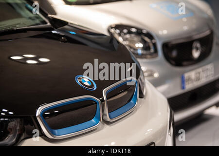 Stuttgart, Deutschland. 17 Juni, 2019. Ein BMW i3 von DriveNow (l) und einen Smart Fortwo von Car2Go sind auf Anzeige in eine aktuelle Ausstellung im Mercedes-Benz Museum. Car2Go und DriveNow wird unter dem neuen Car sharing Flotte Namen teilen nun zusammengeführt werden. Credit: Fabian Sommer/dpa/Alamy leben Nachrichten Stockfoto