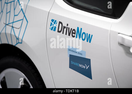 Stuttgart, Deutschland. 17 Juni, 2019. Auf einem DriveNow Auto in der aktuellen Ausstellung im Mercedes-Benz Museum steht geschrieben "ShareNow riveNow verbindet". Car2Go und DriveNow wird unter dem neuen Car sharing Flotte name ShareNow zusammengeführt werden. Credit: Fabian Sommer/dpa/Alamy leben Nachrichten Stockfoto