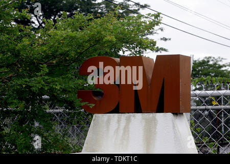 Valencia, Carabobo, Venezuela. 17 Juni, 2019. Juni 17, 2019. Arbeiter der Fabrik von 3M Produkte, berichtete, dass das Werk seine Türen in Venezuela geschlossen, ohne Einhaltung der Vereinbarungen. Das Unternehmen ging aus der Fertigung mehr als 300 Produkte zwischen Ärzten und der schleifpapiere nur in verschiedenen Präsentationen machen. Die Fabrik wurde im Industriegebiet der Stadt Valencia, Carabobo Zustand hergestellt. Foto: Juan Carlos Hernandez Credit: Juan Carlos Hernandez/ZUMA Draht/Alamy leben Nachrichten Stockfoto