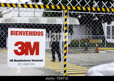 Valencia, Carabobo, Venezuela. 17 Juni, 2019. Juni 17, 2019. Arbeiter der Fabrik von 3M Produkte, berichtete, dass das Werk seine Türen in Venezuela geschlossen, ohne Einhaltung der Vereinbarungen. Das Unternehmen ging aus der Fertigung mehr als 300 Produkte zwischen Ärzten und der schleifpapiere nur in verschiedenen Präsentationen machen. Die Fabrik wurde im Industriegebiet der Stadt Valencia, Carabobo Zustand hergestellt. Foto: Juan Carlos Hernandez Credit: Juan Carlos Hernandez/ZUMA Draht/Alamy leben Nachrichten Stockfoto