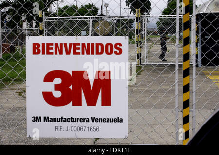 Valencia, Carabobo, Venezuela. 17 Juni, 2019. Juni 17, 2019. Arbeiter der Fabrik von 3M Produkte, berichtete, dass das Werk seine Türen in Venezuela geschlossen, ohne Einhaltung der Vereinbarungen. Das Unternehmen ging aus der Fertigung mehr als 300 Produkte zwischen Ärzten und der schleifpapiere nur in verschiedenen Präsentationen machen. Die Fabrik wurde im Industriegebiet der Stadt Valencia, Carabobo Zustand hergestellt. Foto: Juan Carlos Hernandez Credit: Juan Carlos Hernandez/ZUMA Draht/Alamy leben Nachrichten Stockfoto