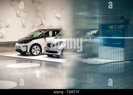 Stuttgart, Deutschland. 17 Juni, 2019. Ein BMW i3 von DriveNow (l) und einen Smart Fortwo von Car2Go sind auf Anzeige in eine aktuelle Ausstellung im Mercedes-Benz Museum. Car2Go und DriveNow wird unter dem neuen Car sharing Flotte Namen teilen nun zusammengeführt werden. Credit: Fabian Sommer/dpa/Alamy leben Nachrichten Stockfoto