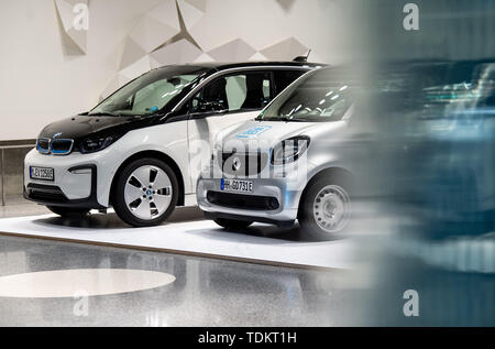 Stuttgart, Deutschland. 17 Juni, 2019. Ein BMW i3 von DriveNow (l) und einen Smart Fortwo von Car2Go sind auf Anzeige in eine aktuelle Ausstellung im Mercedes-Benz Museum. Car2Go und DriveNow wird unter dem neuen Car sharing Flotte Namen teilen nun zusammengeführt werden. Credit: Fabian Sommer/dpa/Alamy leben Nachrichten Stockfoto