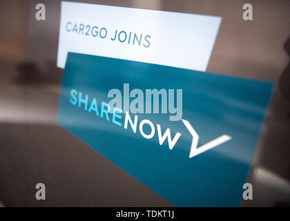 Stuttgart, Deutschland. 17 Juni, 2019. Auf einem Car2Go Auto in der aktuellen Ausstellung im Mercedes-Benz Museum steht geschrieben "Car2go verbindet ShareNow'. Car2Go und DriveNow wird unter dem neuen Car sharing Flotte name ShareNow zusammengeführt werden. Credit: Fabian Sommer/dpa/Alamy leben Nachrichten Stockfoto