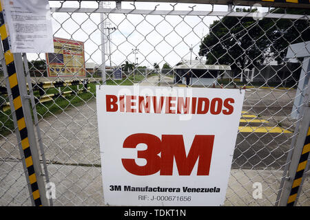 Valencia, Carabobo, Venezuela. 17 Juni, 2019. Juni 17, 2019. Arbeiter der Fabrik von 3M Produkte, berichtete, dass das Werk seine Türen in Venezuela geschlossen, ohne Einhaltung der Vereinbarungen. Das Unternehmen ging aus der Fertigung mehr als 300 Produkte zwischen Ärzten und der schleifpapiere nur in verschiedenen Präsentationen machen. Die Fabrik wurde im Industriegebiet der Stadt Valencia, Carabobo Zustand hergestellt. Foto: Juan Carlos Hernandez Credit: Juan Carlos Hernandez/ZUMA Draht/Alamy leben Nachrichten Stockfoto