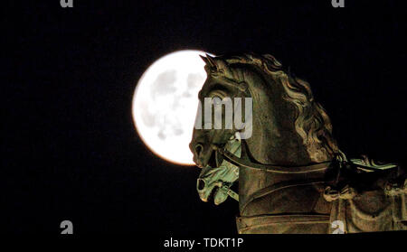 Berlin, Deutschland. 17 Juni, 2019. Hinter der Quadriga auf dem Brandenburger Tor sehen Sie den Vollmond. Credit: Paul Zinken/dpa/Alamy leben Nachrichten Stockfoto