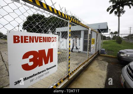 Valencia, Carabobo, Venezuela. 17 Juni, 2019. Juni 17, 2019. Arbeiter der Fabrik von 3M Produkte, berichtete, dass das Werk seine Türen in Venezuela geschlossen, ohne Einhaltung der Vereinbarungen. Das Unternehmen ging aus der Fertigung mehr als 300 Produkte zwischen Ärzten und der schleifpapiere nur in verschiedenen Präsentationen machen. Die Fabrik wurde im Industriegebiet der Stadt Valencia, Carabobo Zustand hergestellt. Foto: Juan Carlos Hernandez Credit: Juan Carlos Hernandez/ZUMA Draht/Alamy leben Nachrichten Stockfoto