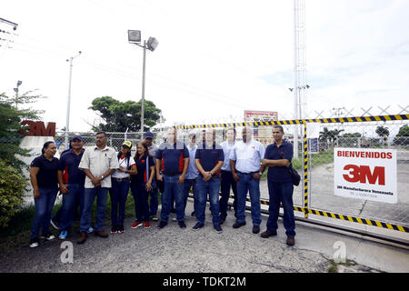 Valencia, Carabobo, Venezuela. 17 Juni, 2019. Juni 17, 2019. Arbeiter der Fabrik von 3M Produkte, berichtete, dass das Werk seine Türen in Venezuela geschlossen, ohne Einhaltung der Vereinbarungen. Das Unternehmen ging aus der Fertigung mehr als 300 Produkte zwischen Ärzten und der schleifpapiere nur in verschiedenen Präsentationen machen. Die Fabrik wurde im Industriegebiet der Stadt Valencia, Carabobo Zustand hergestellt. Foto: Juan Carlos Hernandez Credit: Juan Carlos Hernandez/ZUMA Draht/Alamy leben Nachrichten Stockfoto