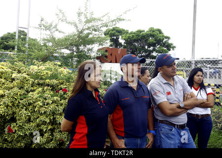 Valencia, Carabobo, Venezuela. 17 Juni, 2019. Juni 17, 2019. Arbeiter der Fabrik von 3M Produkte, berichtete, dass das Werk seine Türen in Venezuela geschlossen, ohne Einhaltung der Vereinbarungen. Das Unternehmen ging aus der Fertigung mehr als 300 Produkte zwischen Ärzten und der schleifpapiere nur in verschiedenen Präsentationen machen. Die Fabrik wurde im Industriegebiet der Stadt Valencia, Carabobo Zustand hergestellt. Foto: Juan Carlos Hernandez Credit: Juan Carlos Hernandez/ZUMA Draht/Alamy leben Nachrichten Stockfoto