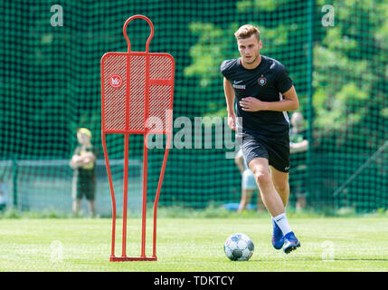 Aue, Deutschland. 17 Juni, 2019. 2. Fussball Bundesliga, Ausbildung kick-off FC Erzgebirge Aue. Newcomer Christoph Daferner spielt den Ball. Credit: Robert Michael/dpa-Zentralbild/dpa - WICHTIGER HINWEIS: In Übereinstimmung mit den Anforderungen der DFL Deutsche Fußball Liga oder der DFB Deutscher Fußball-Bund ist es untersagt, zu verwenden oder verwendet Fotos im Stadion und/oder das Spiel in Form von Bildern und/oder Videos - wie Foto Sequenzen getroffen haben./dpa/Alamy leben Nachrichten Stockfoto