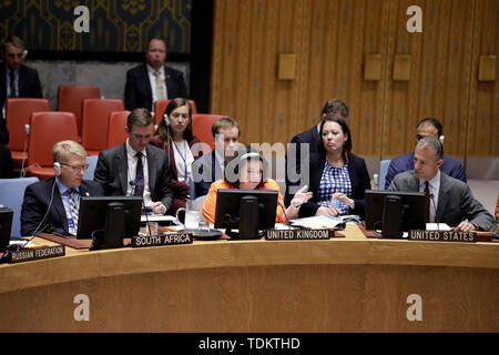 Vereinten Nationen. 17 Juni, 2019. Karen Pierce (C), UK Ständiger Vertreter bei den Vereinten Nationen, Adressen einer Sitzung des UN-Sicherheitsrates über die Lage im Jemen, auf das UN-Hauptquartier in New York, 17. Juni 2019. Der UN-Sicherheitsrat am Montag verurteilt Houthi rebels im Jemen für die Zweckentfremdung der humanitären Hilfe sowie ihren Angriff auf einen zivilen Airport in Saudi-Arabien. Undersecretary-General für Humanitäre Angelegenheiten der Vereinten Nationen Mark Lowcock erklärte, dass rund 500.000 Menschen sterben wird bis zum Jahr 2022, wenn der Krieg im Jemen weiter. (Xinhua/Li Muzi) Credit: Li Muzi/Xinhua/Ala Stockfoto