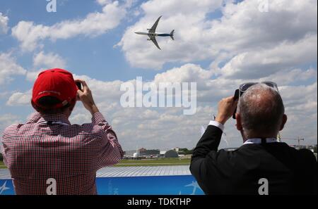 Peking, Frankreich. 17 Juni, 2019. Zwei Zuschauer beobachten ein Flugzeug während des 53. Internationalen Paris Air Show in Le Bourget Airport in der Nähe von Paris, Frankreich, 17. Juni 2019. Credit: Gao Jing/Xinhua/Alamy leben Nachrichten Stockfoto