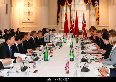 London, Großbritannien. 17 Juni, 2019. Chinesischen Vizepremier Hu Chunhua (5 L) und der britische Schatzkanzler Philip Hammond (3. R) co-Chair der 10. China-UK wirtschafts- und finanzpolitischen Dialog in London, Großbritannien, 17. Juni 2019. Credit: Han Yan/Xinhua/Alamy leben Nachrichten Stockfoto
