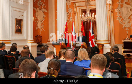 London, Großbritannien. 17 Juni, 2019. Chinesischen Vizepremier Hu Chunhua (L) und der britische Schatzkanzler Philip Hammond eine gemeinsame Pressekonferenz nach dem 10. China-UK wirtschafts- und finanzpolitischen Dialog in London, Großbritannien, 17. Juni 2019. Credit: Han Yan/Xinhua/Alamy leben Nachrichten Stockfoto