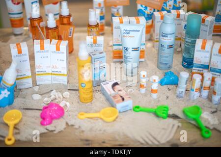 München, Deutschland. 17 Juni, 2019. Sonnenschutzmittel sind in einer Apotheke verkauft werden. Sommer, Sonne, Urlaub - viele Leute freuen sich auf die Wiederherstellung von alltäglichen Sorgen und Arbeiten in diesen Tagen stress. Risiken und Nebenwirkungen sind häufig unterdrückt. Vor allem aber braucht die Haut Schutz im Sommer. Credit: Sina Schuldt/dpa/Alamy leben Nachrichten Stockfoto