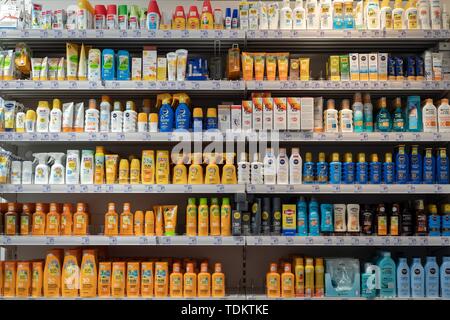 München, Deutschland. 17 Juni, 2019. Sonnenschutzmittel sind in einem Supermarkt verkauft. Sommer, Sonne, Urlaub - viele Leute freuen sich auf die Wiederherstellung von alltäglichen Sorgen und Arbeiten in diesen Tagen stress. Risiken und Nebenwirkungen sind häufig unterdrückt. Vor allem aber braucht die Haut Schutz im Sommer. Credit: Sina Schuldt/dpa/Alamy leben Nachrichten Stockfoto