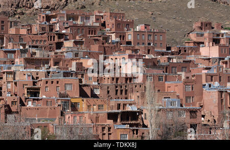 Die Hügel von Abyaneh villiate Iran am späten Nachmittag. Stockfoto