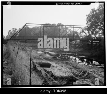 Schrägansicht des East End und vordere Seite der Brücke, Blick auf west-südwestlich. - Dry Creek Bridge, Spanning Dry Creek an Cook Road, Ione, Amador County, CA Stockfoto