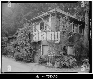 Schrägansicht der östlich von Nordwesten und Südwesten Ende des Gebäudes. Maßstab unter Pultdach sichtbar am Eingang zu Raum Opa-Deetjen die Big Sur Inn, antike Gebäude, östlichen Seite des State Highway 1, Big Sur, Monterey County, CA Stockfoto