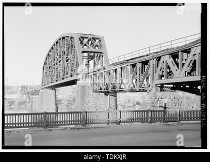 Schrägansicht der wichtigste Kanal span, Suche NE aus Carson Street. - Ohio Verbindung Eisenbahn, brunot's Island Bridge, Spanning Ohio River bei brunot's Island, Pittsburgh, Allegheny County, PA; Becker, Max J; Bland, J C; American Bridge Company; Drake und Stratton Firma; Seaboard Bauunternehmen; Duquesne Light Company; Pittsburgh, Cincinnati, Chicago und St. Louis Railroad; Ohio Verbindung Eisenbahn; Pennsylvania Railroad; Pittsburgh, Fort Wayne und Chicago Railway; Pittsburgh, Chartiers und Youghiogheny Railroad; konsolidierte Rail Corporation (CONRAIL); Norfolk Southern Railroad; DeLony, E Stockfoto