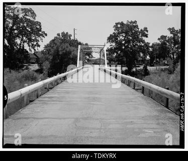 Schrägansicht des nordwestlichen Ende und vordere Seite, Blick nach Osten. - Red Bank Creek Bridge, Spanning Red Bank Creek an Rawson Road, Red Bluff, Tehama County, CA Stockfoto