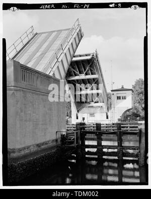 Schrägansicht der südlichen Seite der westlichen Ende der Zugbrücke und des Hauses, das nach Osten weist. - Palm Valley Bridge, County Road 210 spanning Intracoastal Waterway, Ponte Vedra Beach, St. Johns County, FL Stockfoto