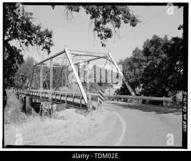 Schrägansicht des südwestlichen Ende und vordere Seite, mit Blick nach Norden - Nordwesten. - Red Bank Creek Bridge, Spanning Red Bank Creek an Rawson Road, Red Bluff, Tehama County, CA Stockfoto